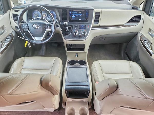 2017 TOYOTA SIENNA