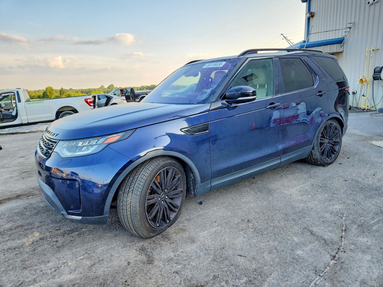 2017 LAND ROVER DISCOVERY HSE — Front 3/4