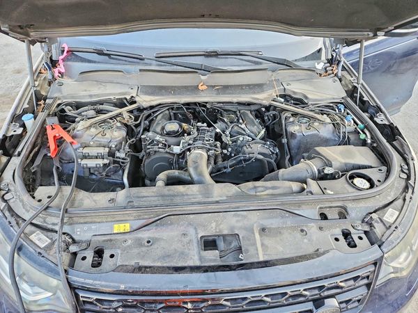 2017 LAND ROVER DISCOVERY HSE — Engine bay