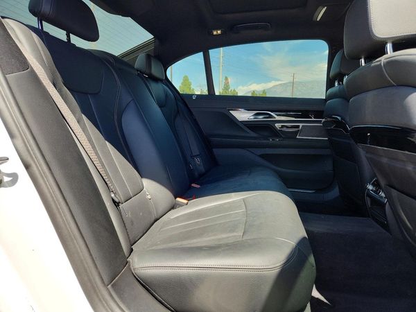 2019 BMW 740