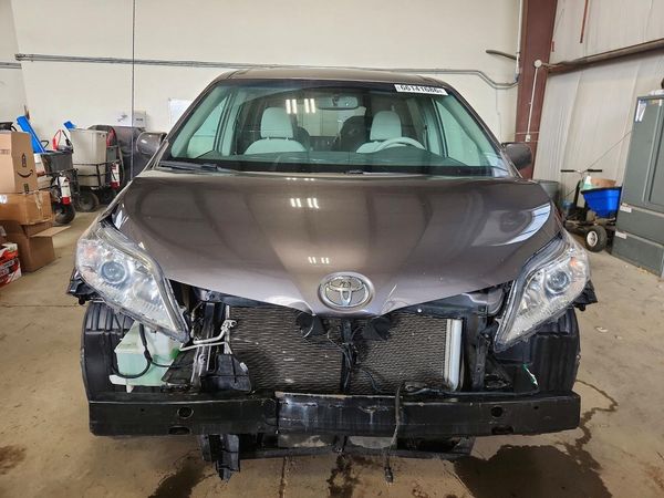 2013 TOYOTA SIENNA
