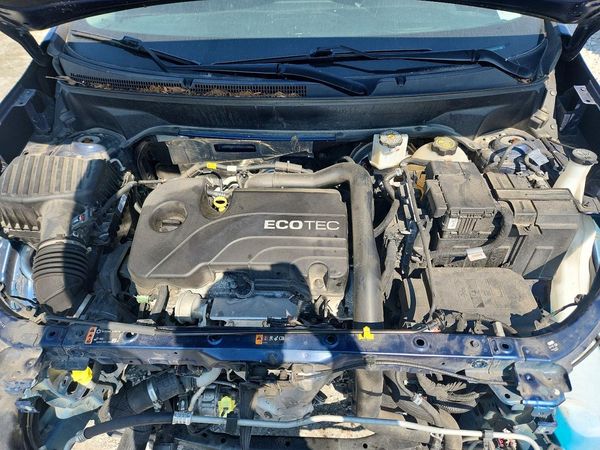 2022 CHEVROLET EQUINOX LT (1LT) — Engine bay