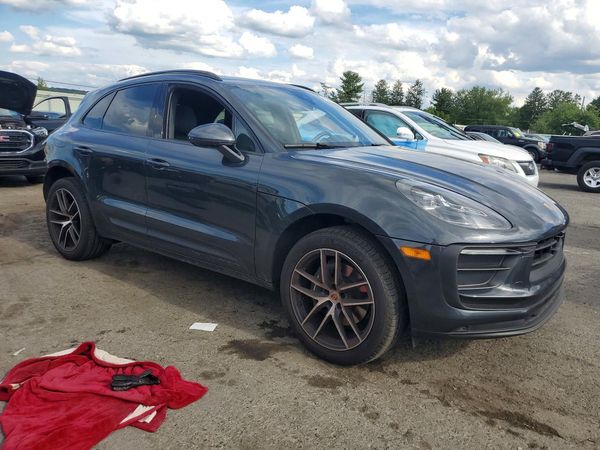 2025 PORSCHE MACAN