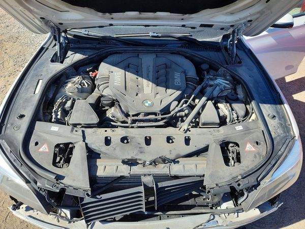 2014 BMW 7 SERIES — Engine bay