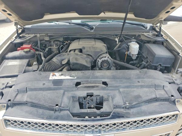 2013 CHEVROLET TAHOE LT — Engine bay