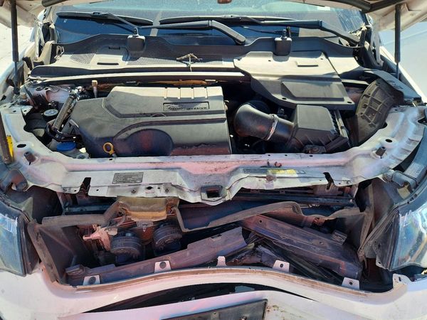 2019 LAND ROVER DISCOVERY SE — Engine bay