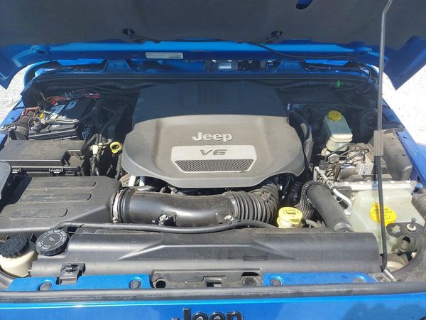 2014 JEEP WRANGLER Sahara — Engine bay