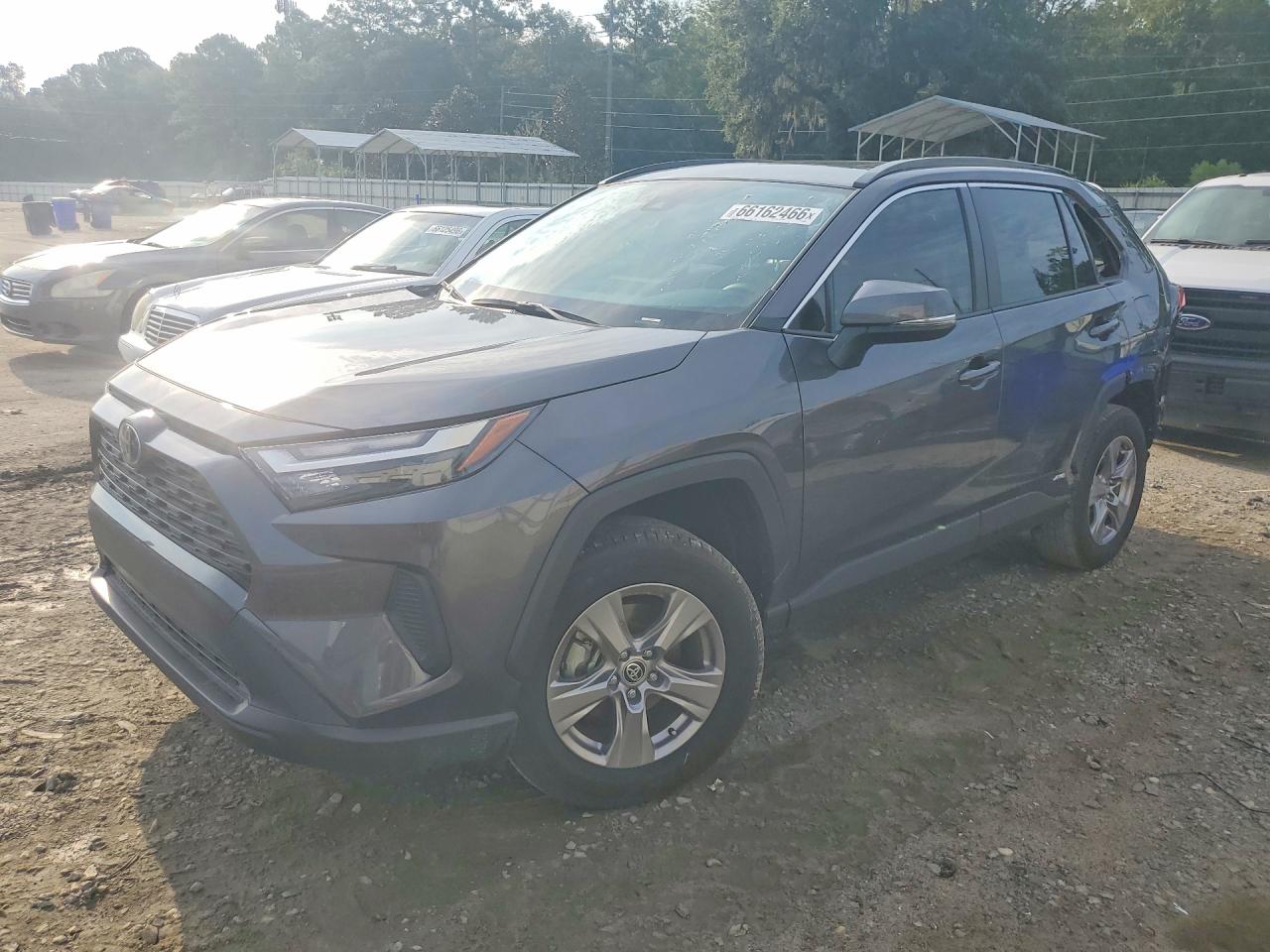 2025 TOYOTA RAV4 XLE — Front 3/4