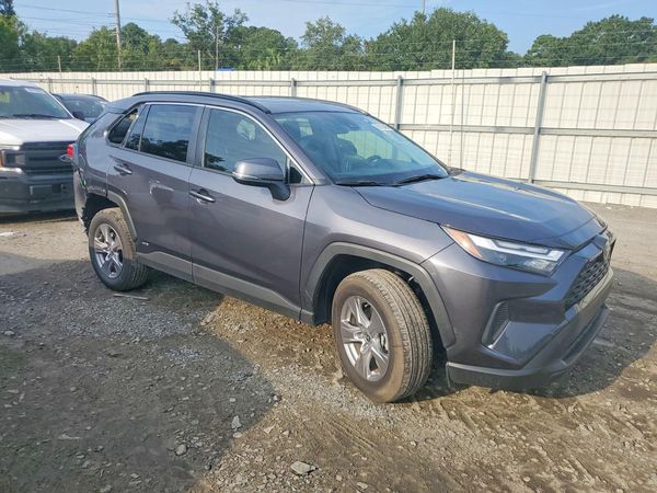 2025 TOYOTA RAV4 XLE — Passenger 3/4