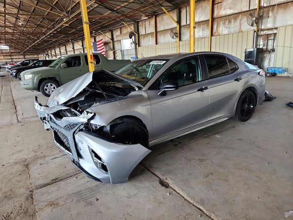 2020 TOYOTA CAMRY SE — Front 3/4