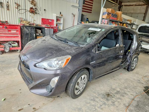 2015 TOYOTA PRIUS — Front 3/4