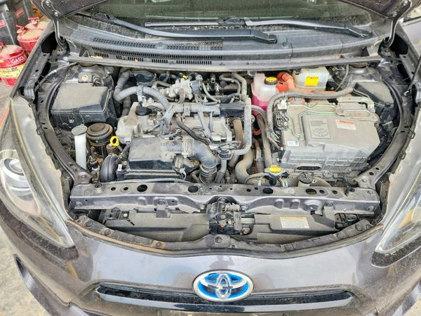 2015 TOYOTA PRIUS — Engine bay