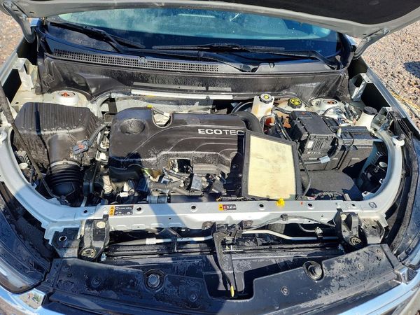 2022 CHEVROLET EQUINOX LT (1LT) — Engine bay