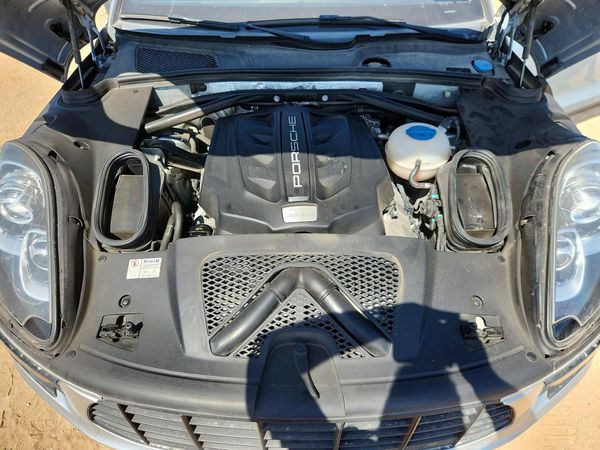 2015 PORSCHE MACAN — Engine bay
