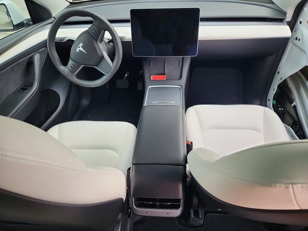 2025 TESLA MODEL Y