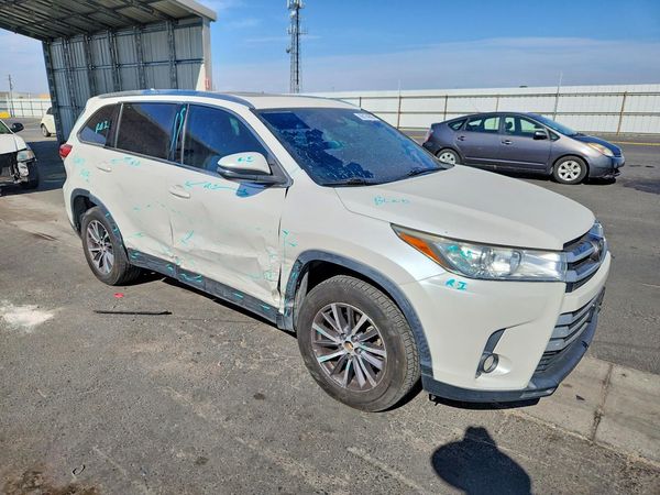2019 TOYOTA HIGHLANDER SE/XLE — Passenger 3/4