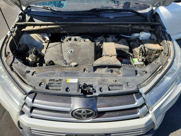 2019 TOYOTA HIGHLANDER SE/XLE — Engine bay