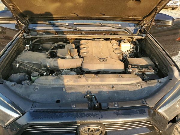 2017 TOYOTA 4RUNNER — Engine bay