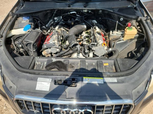 2015 AUDI Q7 Premium Plus — Engine bay