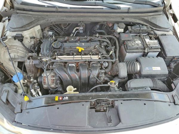 2017 HYUNDAI ELANTRA — Engine bay