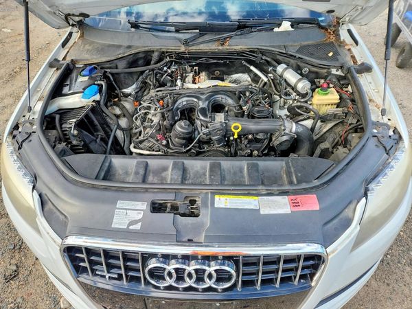 2014 AUDI Q7 Premium Plus — Engine bay
