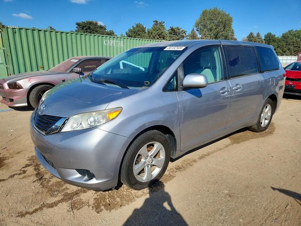 2012 TOYOTA SIENNA