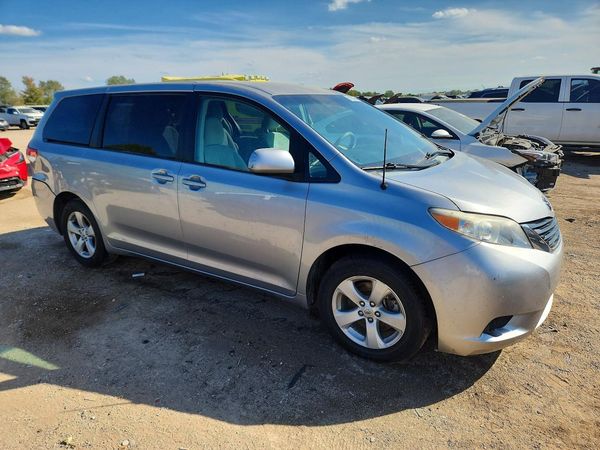 2012 TOYOTA SIENNA