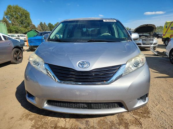 2012 TOYOTA SIENNA