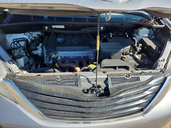2012 TOYOTA SIENNA