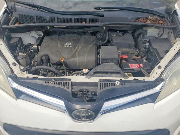 2020 TOYOTA SIENNA E grade — Engine bay