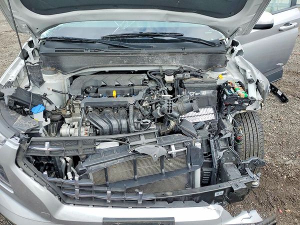 2024 HYUNDAI VENUE SEL / Limited — Engine bay