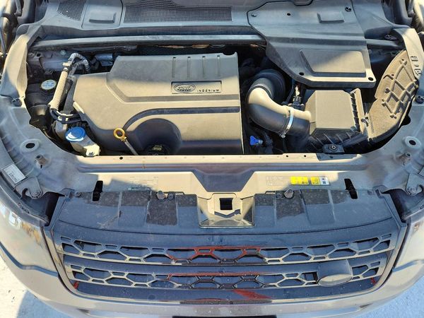 2019 LAND ROVER DISCOVERY SE — Engine bay