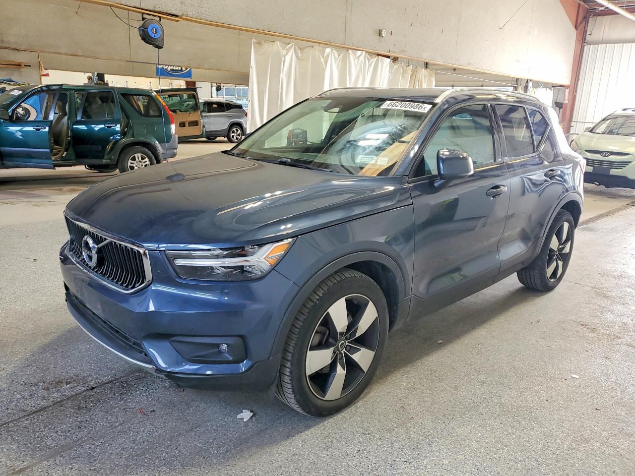 2021 VOLVO XC40 Momentum