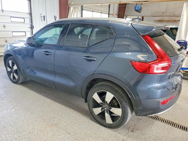 2021 VOLVO XC40 Momentum