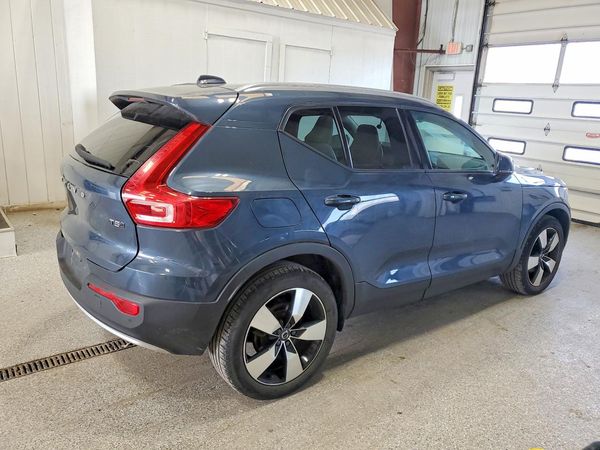2021 VOLVO XC40 Momentum
