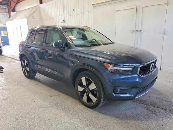 2021 VOLVO XC40 Momentum