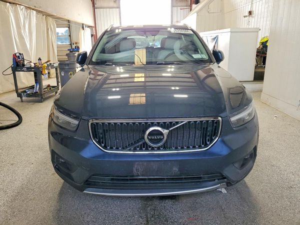 2021 VOLVO XC40 Momentum