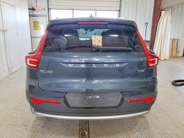 2021 VOLVO XC40 Momentum