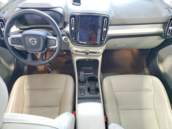 2021 VOLVO XC40 Momentum