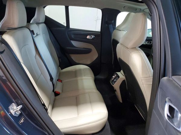 2021 VOLVO XC40 Momentum
