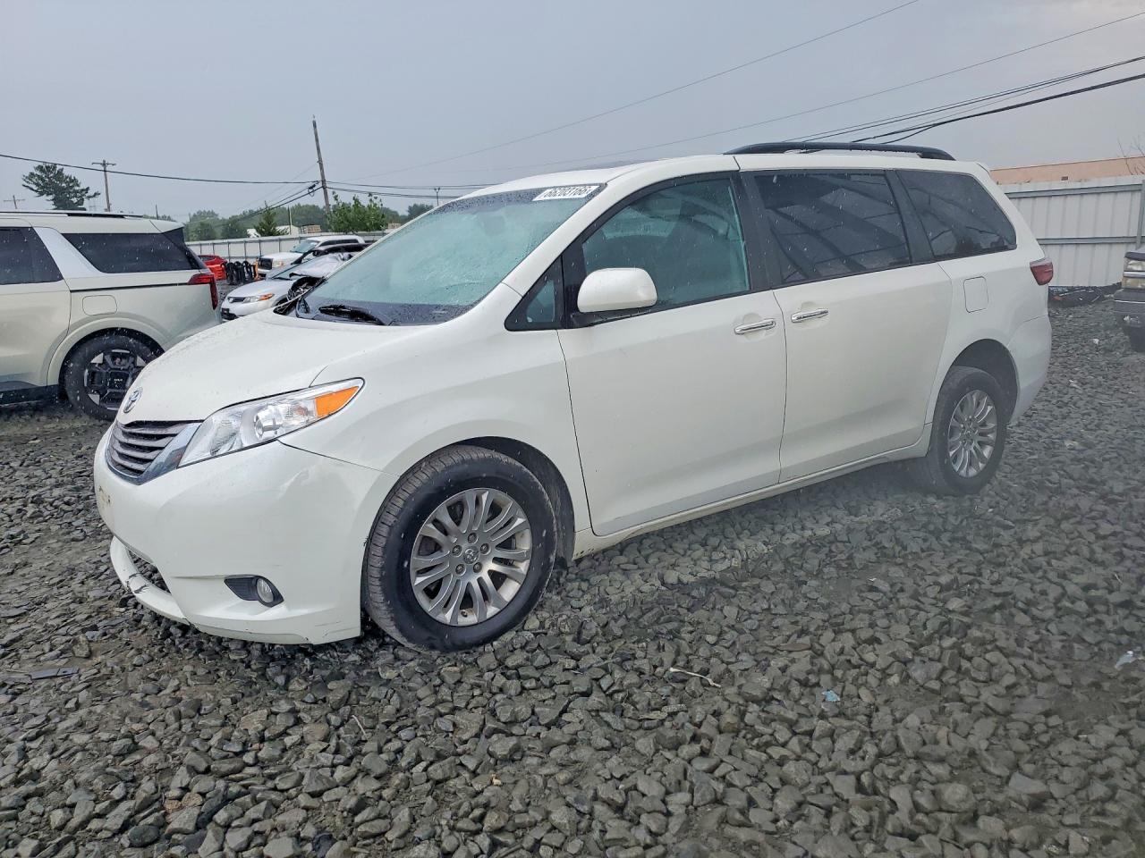 2017 TOYOTA SIENNA
