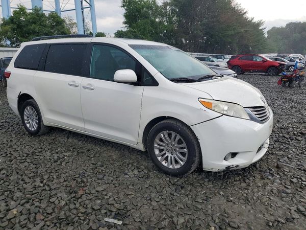 2017 TOYOTA SIENNA