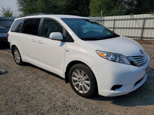 2017 TOYOTA SIENNA LE