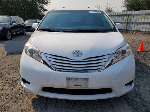 2017 TOYOTA SIENNA LE