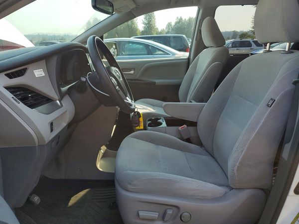 2017 TOYOTA SIENNA LE
