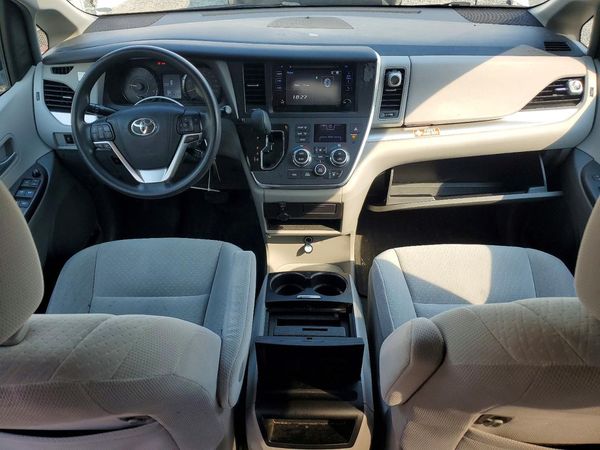 2017 TOYOTA SIENNA LE