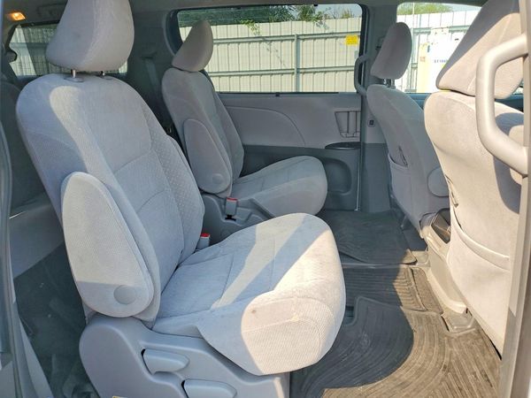 2017 TOYOTA SIENNA LE