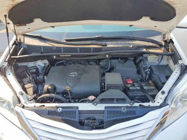 2017 TOYOTA SIENNA LE