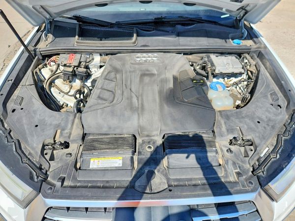 2017 AUDI Q7 quattro Premium Plus — Engine bay