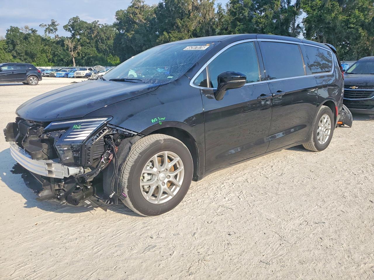 2027 CHRYSLER PACIFICA Select — Front 3/4
